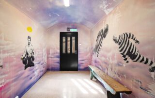 Malt korridor med fengselsmotiver