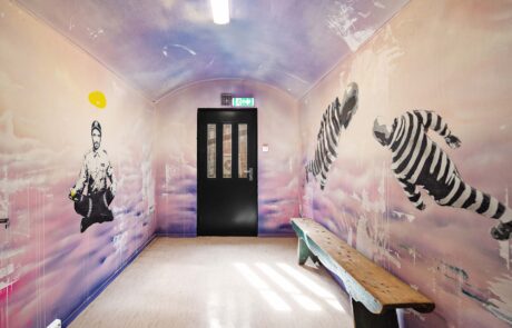 Malt korridor med fengselsmotiver