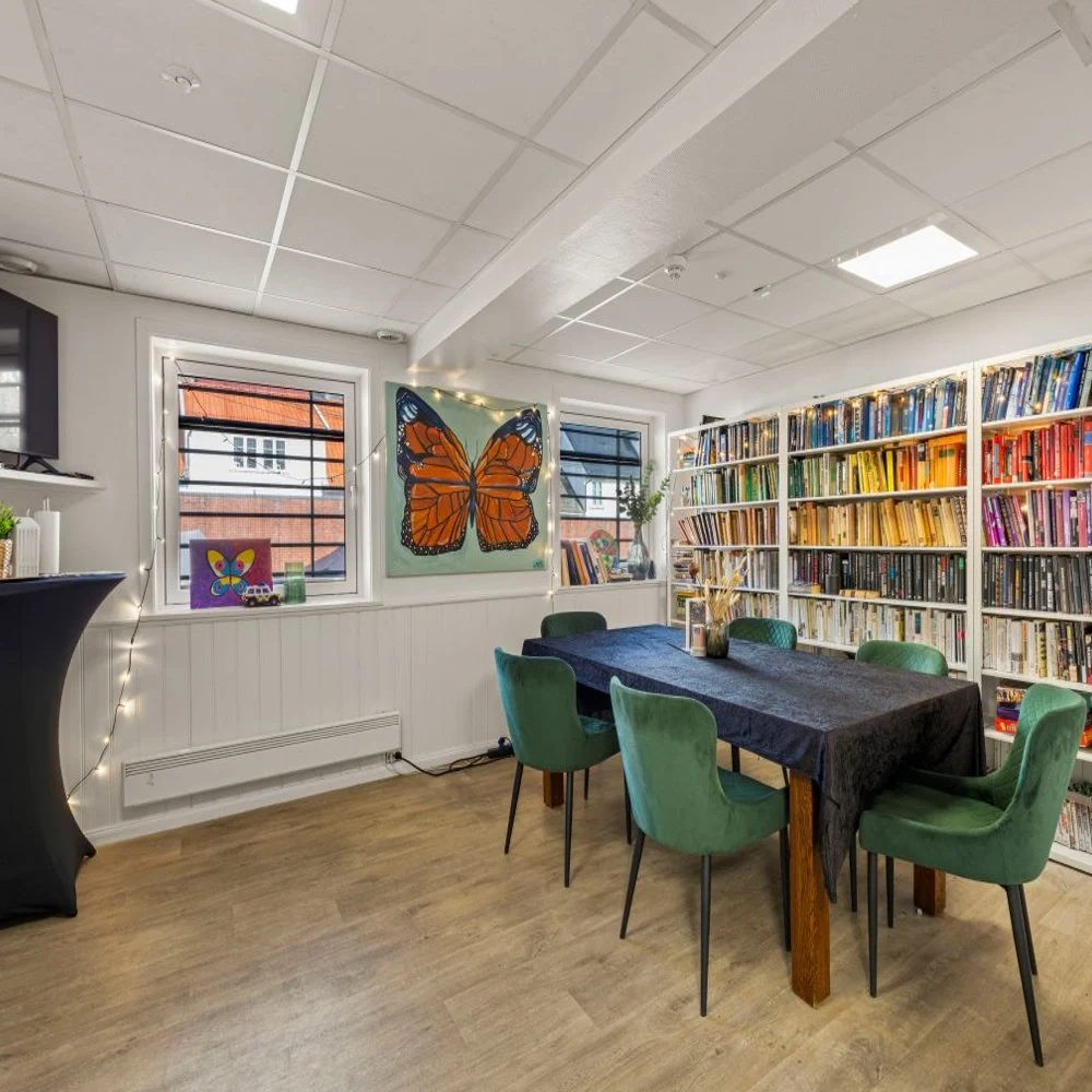 Møterom og bibliotek på fengselshotellet i Arendal