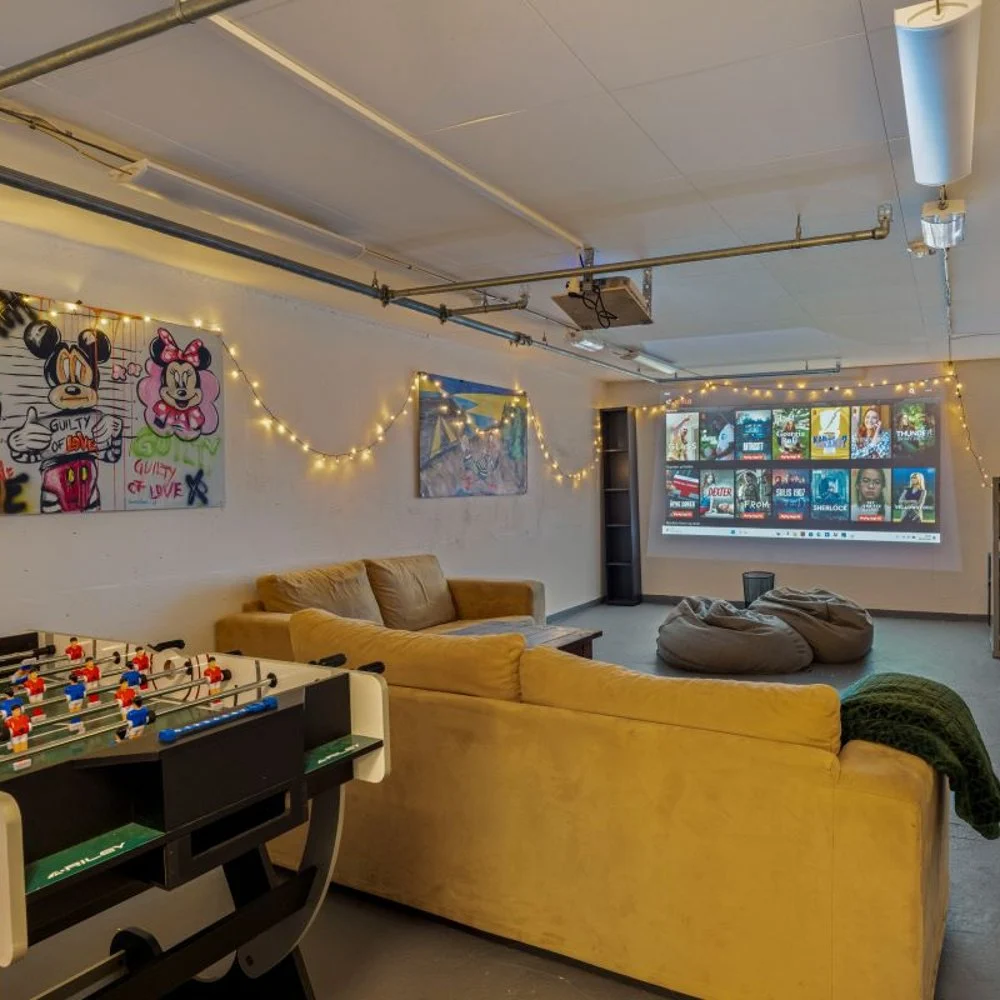 Liten hjemmekino i kjelleren av Fengselshotellet