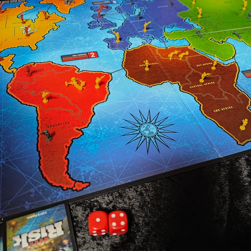 Risk brettspill på fengselshotellet